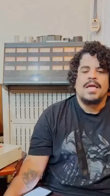 Roberto Lucaro trabalhando no Estúdio JRM