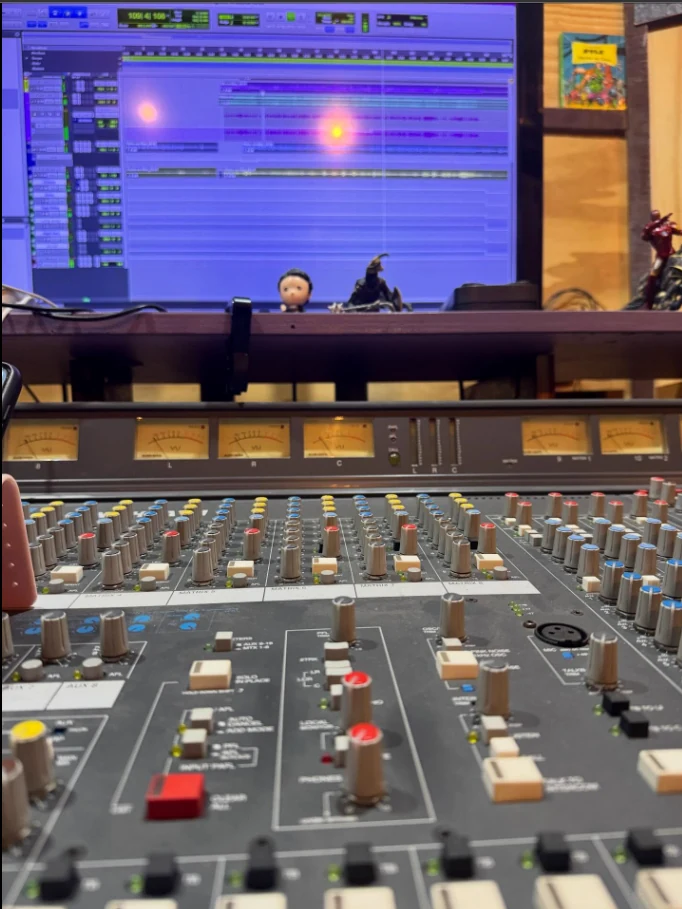 Mesa analógica do Estúdio JRM com Pro Tools ao fundo